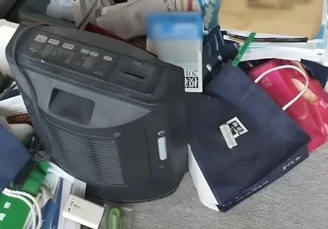 床の上に置かれた遺品