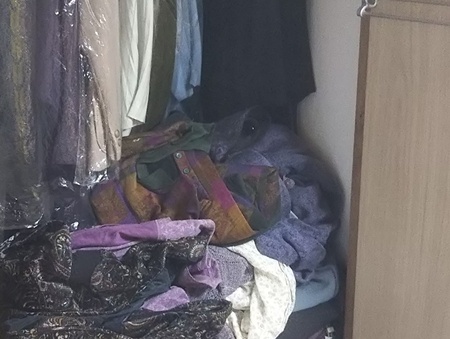 箪笥にまとめられた衣類