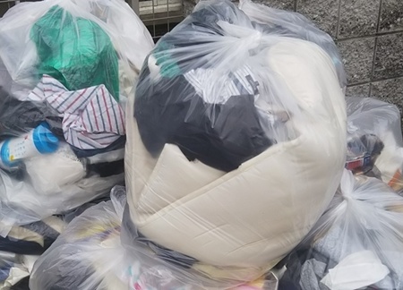 ゴミ袋に入れた洋服など