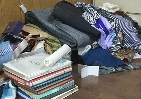床に置かれたアルバムと衣類
