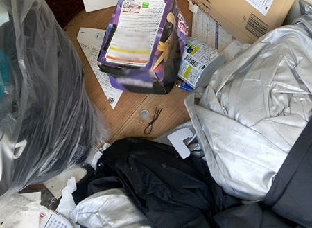 ゴミ屋敷の床の衣類と不用品
