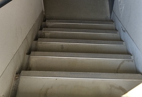 集合住宅の階段