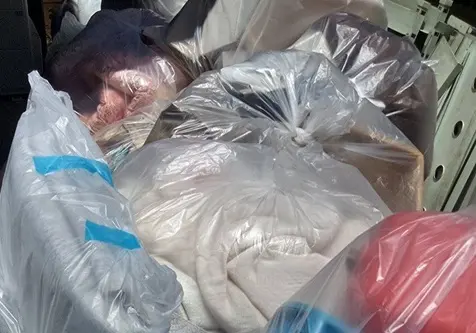 遺品を仕分け後に袋に入れた光景