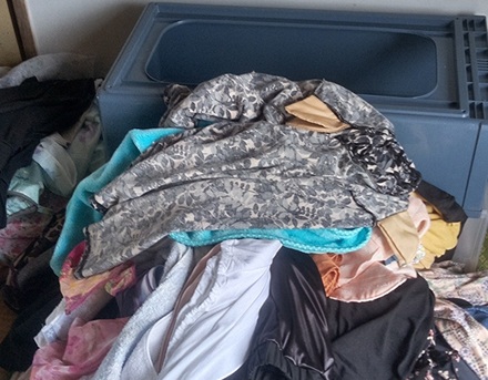 押入れから出した遺品の衣類