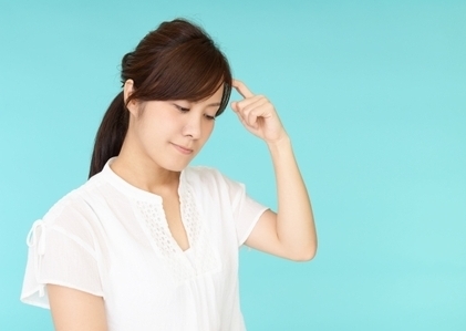 悩む女性