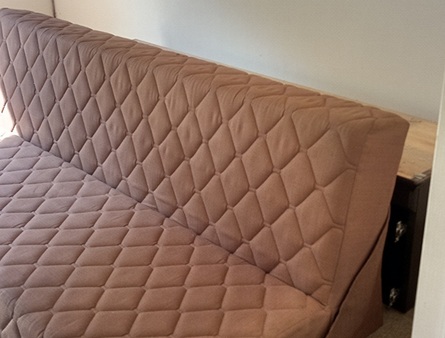 部屋にあった家財のベッド